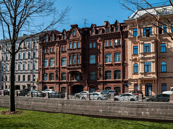 Facades Multi Storey Old Houses Street Heavy Traffic Cars City — Stock Photo, Image