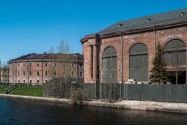 Kırmızı tuğla New Holland Adası üzerinde eski binaların yuvarlak cepheler nehrin Yusupov, St. Petersburg yakınındaki