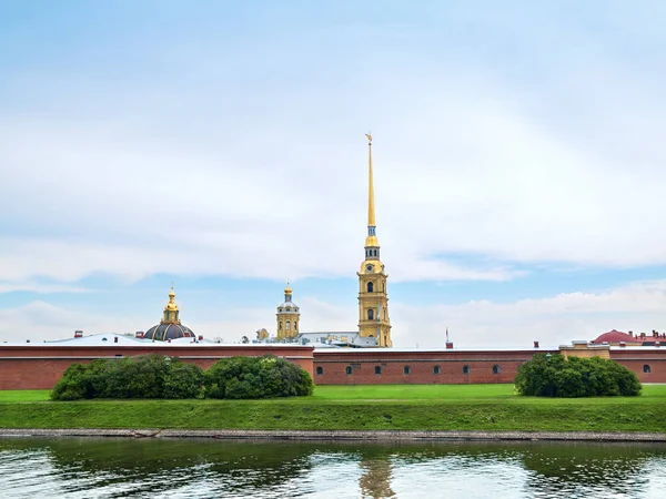 Die Bastionsmauer Und Die Kuppel Der Festung Peter Und Paul — Stockfoto