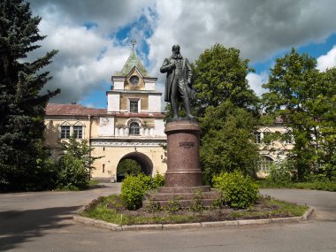 Profesör V.V. Dokuchaev anıt Puşkin Tarım Üniversitesi, St. Petersburg Rusya 2018, yazında building yakınındaki