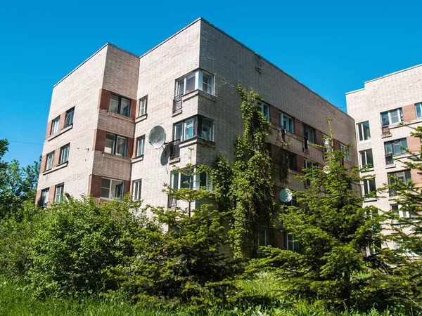 Ein Fünfstöckiges Haus Aus Hellem Ziegelstein Vor Blauem Himmel Mit Stockbild