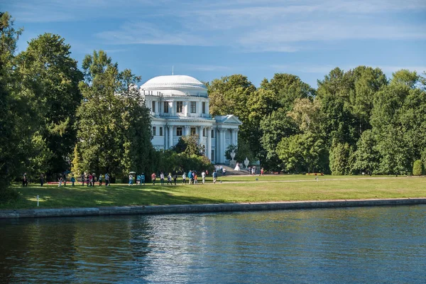 Petersburg Russland August 2018 Elagin Insel Parkbesucher Auf Dem Feld lizenzfreie Stockfotos