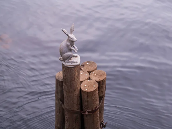 Die Skulpturale Figur Eines Hasen Auf Hölzernen Stelzen Als Symbol Stockbild