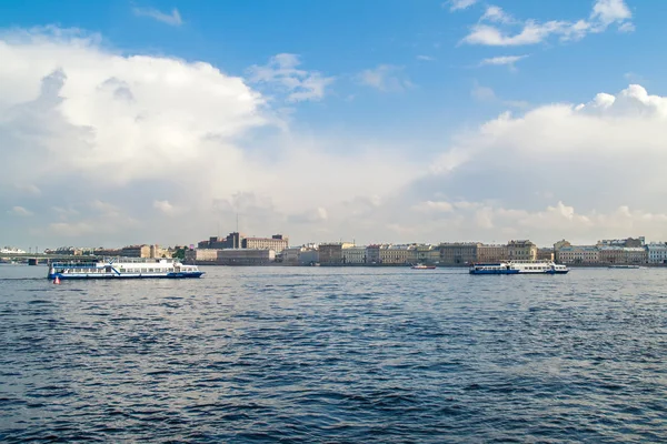 Auf Dem Fluss Newa Der Stadt Petersburg Spaziergänge Ausflugsboote Vor lizenzfreie Stockfotos