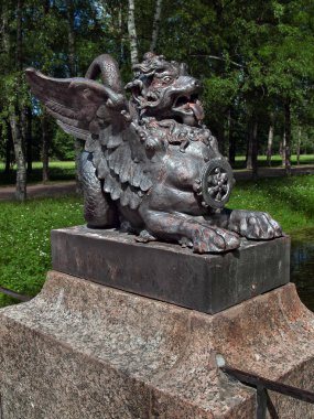 Çin tarzı bir yakın çekim Köprüsü'nde Alexander parkta Tsarskoye Selo St Petersburg kanatlı aslan heykeli