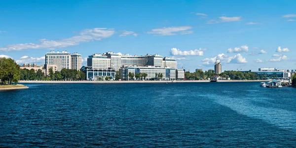 Ufer Des Flusses Bolschoi Newka Uschakowskaja Damm Stehen Moderne Hochhäuser lizenzfreie Stockbilder