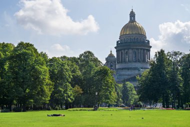 St. Petersburg, Rusya, Ağustos 2019: St. Isaa'nın önündeki meydan