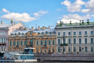 St. Petersburg, Rusya, Eylül 2019: Eski bir yapının cephesi