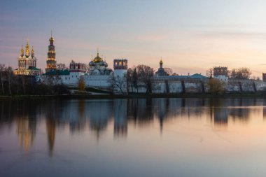 Akşam üzeri Moskova 'daki Novodevichy manastırı.