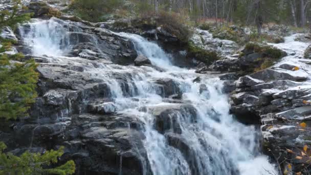 Beautiful mountain waterfall. Place of rest travelers. — Stock Footage Beautiful mountain waterfall. Place of rest travelers. Royalty Free Stock Video