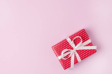 Kopyalama alanı en iyi manzaralı pembe arka plan üzerinde hediye kutusu