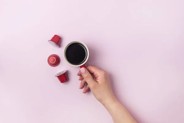 Kahve Kupası kırmızı Cofffee kapsül pembe arka plan çerezleri Noel arka üst görüntülemek düz Lay