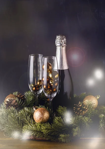 Sektflasche Mit Gläsern Mit Dekoration Holzhintergrund Weihnachten Neujahr Feiertage Karte — Stockfoto