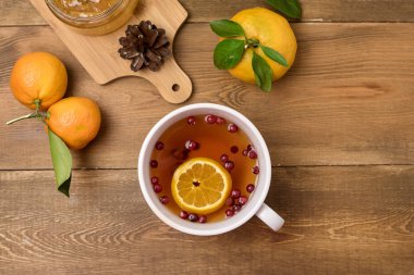 Sıcak Winter Berry çay ile kızılcık ve narenciye ahşap arka plan olgun meyve narenciye portakallar üstten görünüm