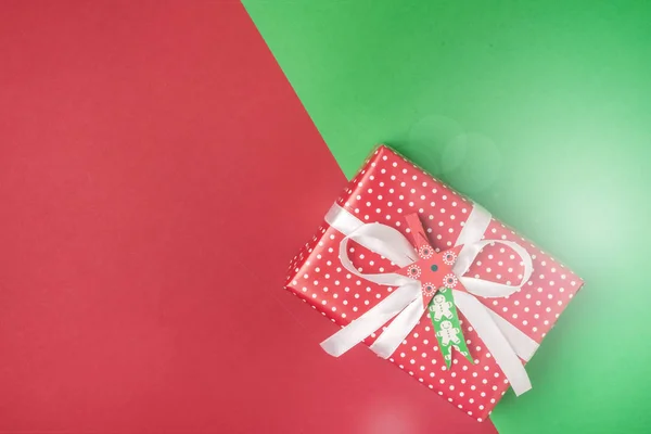Caixa Presente Natal Vermelho Fundo Verde Vermelho Com Espaço Cópia — Fotografia de Stock