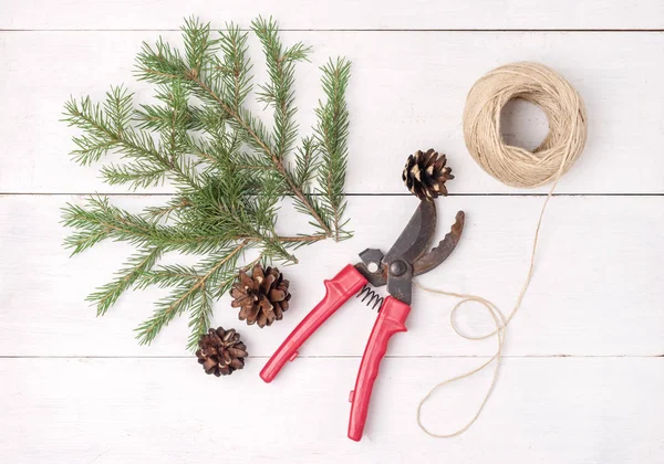 Groene Fir Takken Met Kegels Een Witte Houten Achtergrond Kerst — Stockfoto