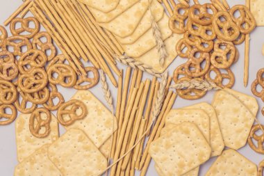 Tuzlu kraker sopaları simit üstten görünüm mavi arka plan parti aperatifler Mix çeşitli lezzetli kraker yukarıda tonda bira düz Lay için