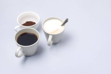 Kahve fincanı ürün yelpazesine yere kahve mavi arka plan kopya alanı ile CAPUCINO fincan fincan Espresso fincan