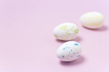 Pembe Mutlu Paskalya yatay olarak dekore edilmiş Paskalya yumurtaları