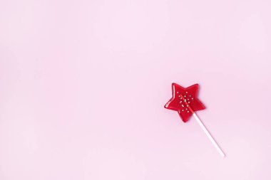 Yıldız şekilli lolipop açık pembe renkli ev yapımı meyve lolipop şeker üzerinde arka plan düz yatıyordu üstten görünüm kopya alanı
