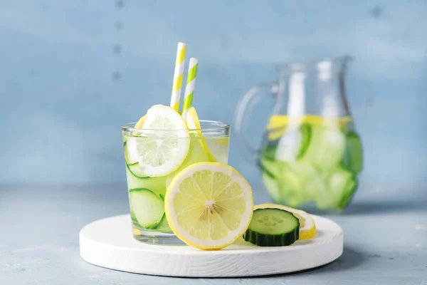 Detox Water Met Komkommer Citroen Zomer Drankje Glazen Potten Blauwe — Stockfoto