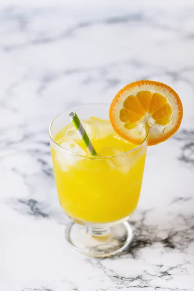 Leckeren Orangensaft Glas Mit Eiswürfel Blauen Und Weißen Hintergrund Frische — Stockfoto