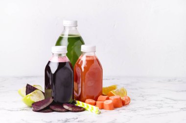 Pancar havuç turuncu yeşil elma sağlıklı suyu detoks suyu şişe sağlıklı diyet gıda yatay kopya alanı