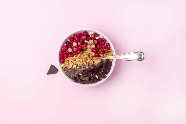 Sağlıklı kahvaltı kase Smoothie manzaralı Granola kırmızı Frenk üzümü Chia tohum karanlık Vegan çikolatalı diyet sağlıklı gıda üst