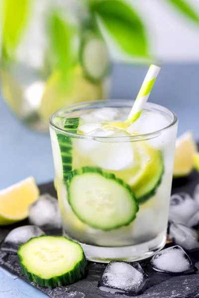 Agua Desintoxicante Infundida Fría Refrescante Con Cal Pepino Vaso Con — Foto de Stock