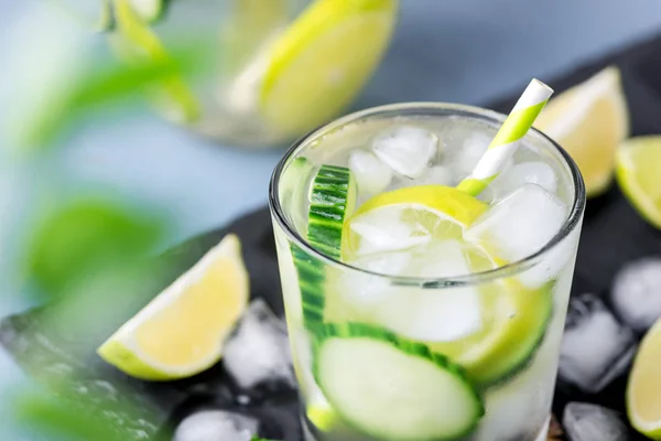 Água Desintoxicação Infundida Fria Refrescante Com Limão Pepino Copo Com — Fotografia de Stock