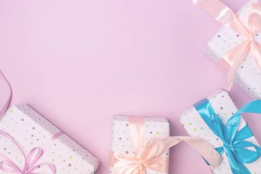 Hediye kutuları Pastel pembe arka plan alışveriş satış veya tatil kavramı tatil arka plan üstten görünüm yatay kopya alanı çerçeve çeşitli