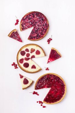 Böğürtlenli turta, ev yapımı turta çilekli turta ve kızılcıklı kremalı tart ve ahududu dilimli ev yapımı turta.