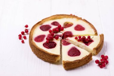 Lezzetli çilekli tart ya da ev yapımı tart ve kremalı pasta. Lezzetli turtanın dilimi.