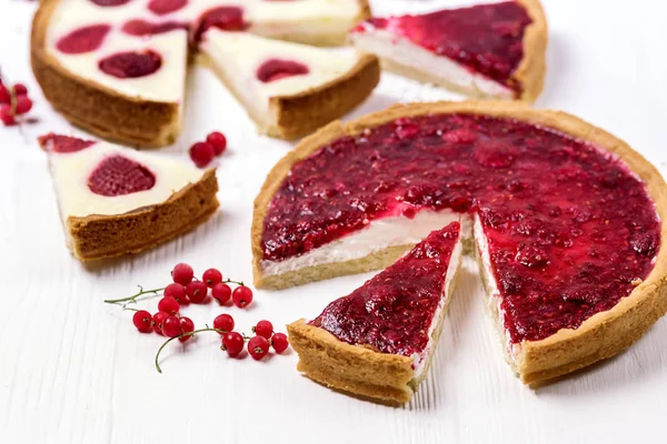 Torta di bacche Torta fatta in casa gustosa Torta di bacche con fragole e crostata di panna montata con fetta di mirtilli rossi di torta fatta in casa gustosa ar Crostata orizzontale — Foto Stock