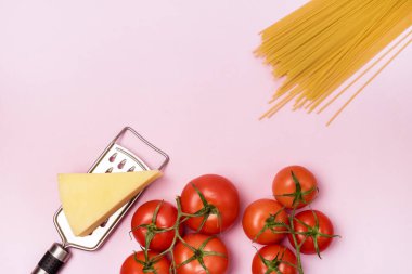 İtalyan Gıda Arkaplanı Kuru Makarna Çiğ Domates Kasesi Pesto Parmesan Peyniri Üst Görünümü İtalyan Pembe Arkaplan Yemeği