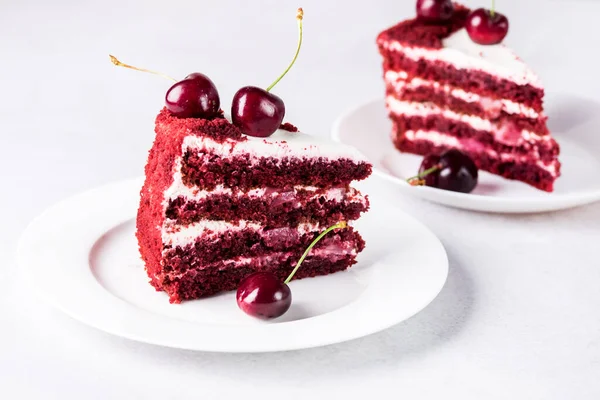 Dwa Kawałki Ciasta Białej Tablicy Smaczne Domowe Ciasto Red Velvet — Zdjęcie stockowe