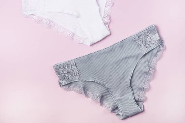 Pembe Arkaplanda Güzel Kadın Beyaz ve Açık Yeşil Külotları Bayan İç Çamaşırı Üst Görünümü