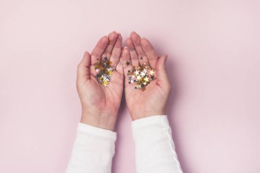 Ünlü Tavşanlar Altın ve Gümüş Konfeti Tutuyor Yıldızların Şeklinde Tatil Festivali Üst Görünümü Yatay Arkaplanda