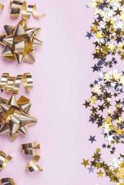 Pembe Arkaplanda Yıldızların Şeklinde Altın ve Gümüş Konfeti Parlak Arkaplan Tatil Kutlaması Kutlama Kavramı Dikey Arkaplan Çerçevesi