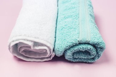 Açık Yeşil ve Beyaz Havlular Pembe Arkaplanda Yatay Üzerinde