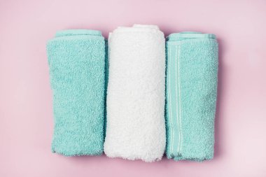 Pembe Arkaplan Üst Görünümünde İki Açık Yeşil ve Beyaz Havlu