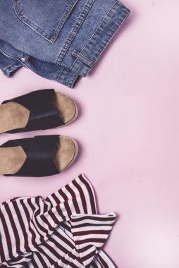 Moda ya da Alışveriş Konsepti Cotton Striptiz Tişörtü Siyah Yaz Sandaletleri Pembe Arka planı Dikey Kopya Alanı Üst Görünümü Denim Şort