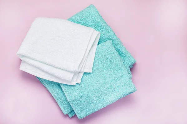 Pile Towels Light Green White Towels Pink Background Top View — Stock Photo, Image
