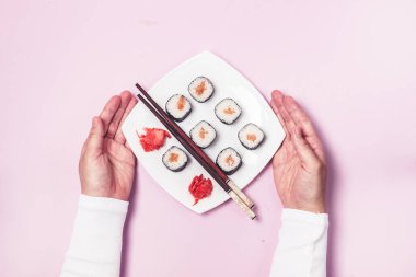 Kadın El Tutma Tabağı Suşi Japon Gıda Suşisi ve Somon ile Beyaz Tabak Üstten Görünümlü Ginger