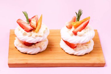 Ev yapımı Pavlova Kremalı Pastası Taze Böğürtlenler ve Çırpılmış Krema Tatlısıyla süslenmiş