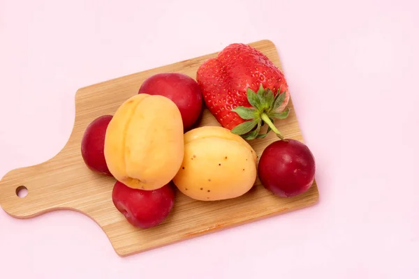 Smakfullt Frukt Aprikotter Plommer Jordbærfrukt Bær Treskjæringstavle Sommerrosa Bakgrunnsblad Kopperom – stockfoto
