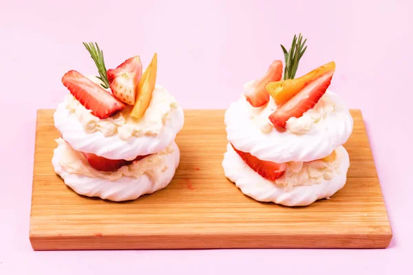 Bolo Caseiro Merengue Pavlova Decorado Com Bagas Frescas Sobremesa Creme — Fotografia de Stock