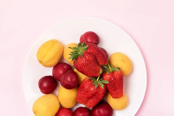 Ízletes Gyümölcs Kajszibarack Szilva Eper Gyümölcs Bogyó Fehér Tányéron Nyári — Stock Fotó