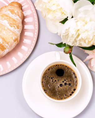 Kahveli kruvasan ve şakayık çiçekleriyle dolu bir hayat Sabah Kahvaltısı Dikey