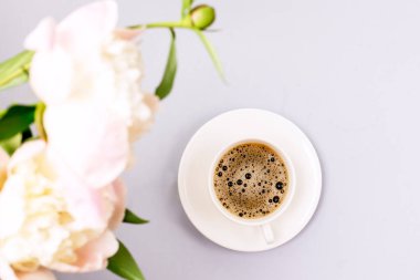 Kahve ve şakayık çiçekleri ile hayat devam ediyor Sabah Kahvaltısı Yatay Kopya Boşluğu